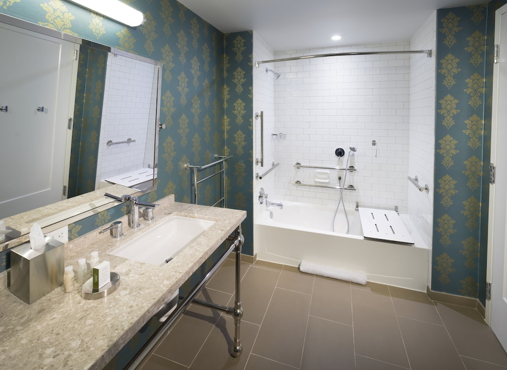 Premium Room, 1 King Bed, Mobility Accessible (Accessible Tub), photo 6