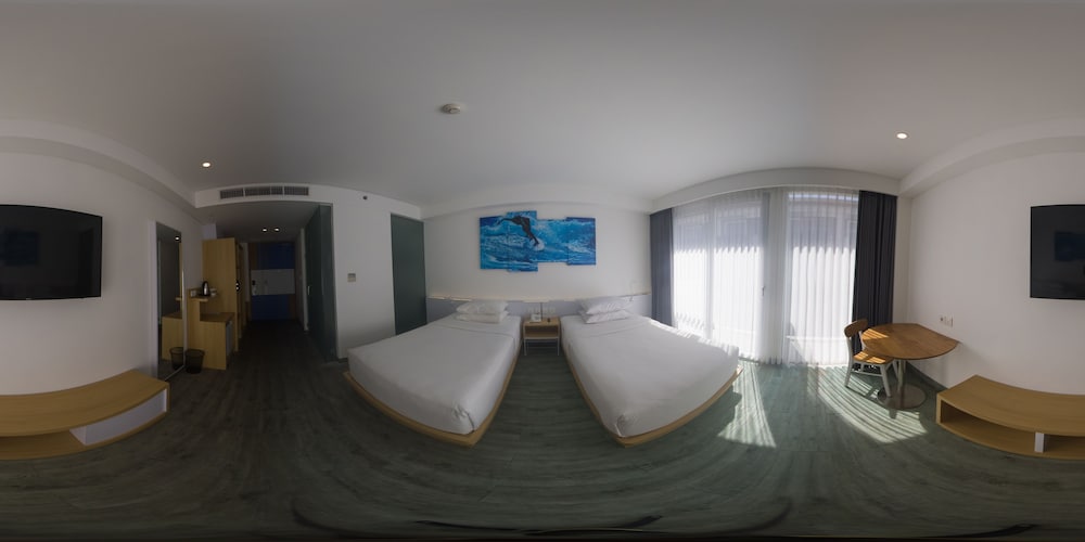 Premium Room, 2 Twin Beds, Pool View photo 3