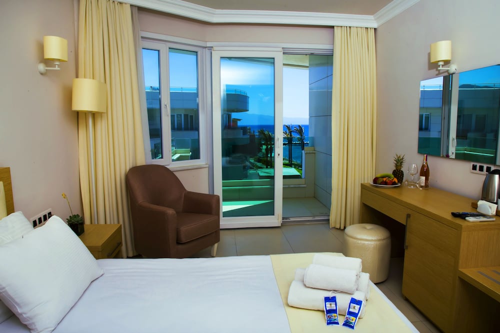 Comfort Room, Balcony, Sea View photo 2