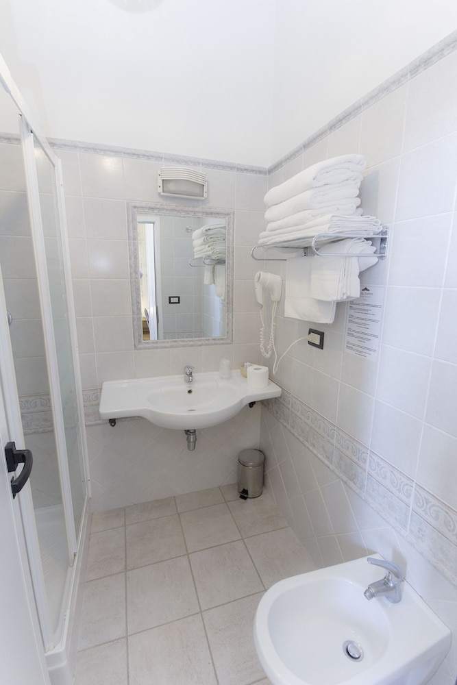 Superior Triple Room, Non Smoking, Ensuite - Photo 8