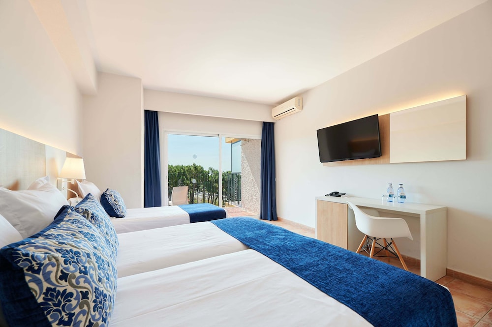 Triple Room (1 Adult 1 Child) photo 2