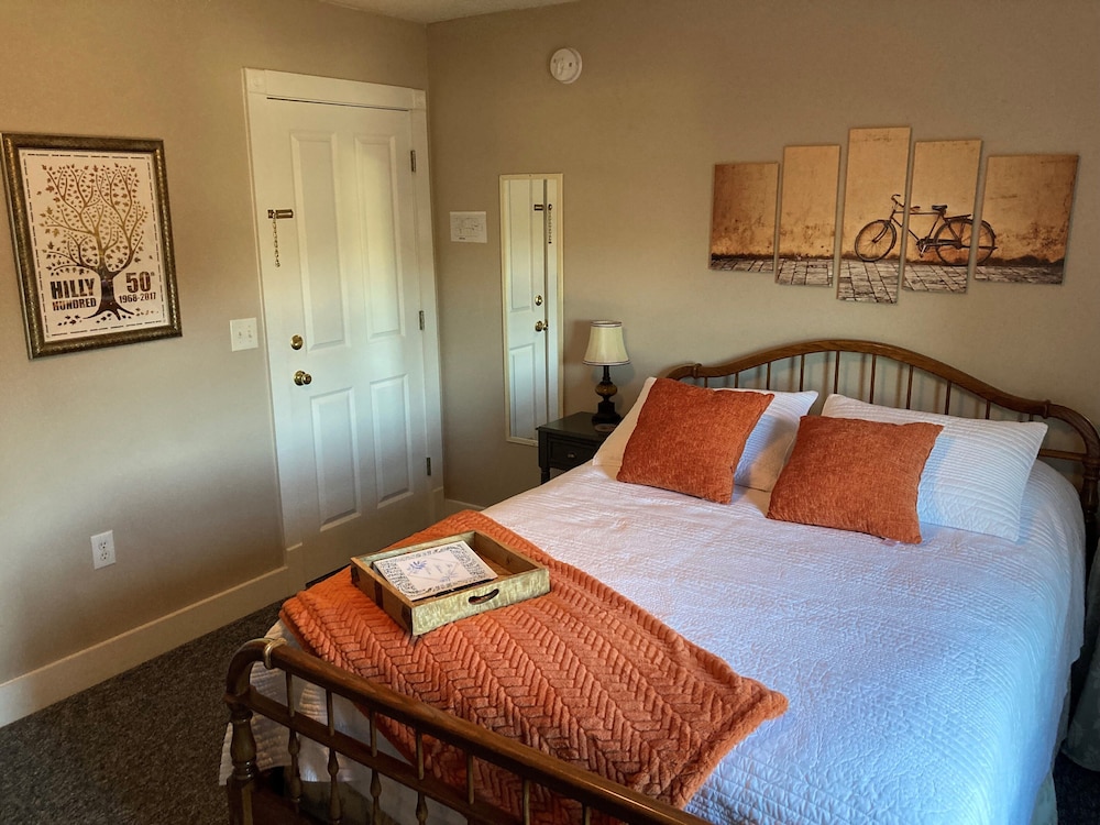 Mathers Deluxe, 1 Queen Bed, Non Smoking with Jaccuzzi photo 1