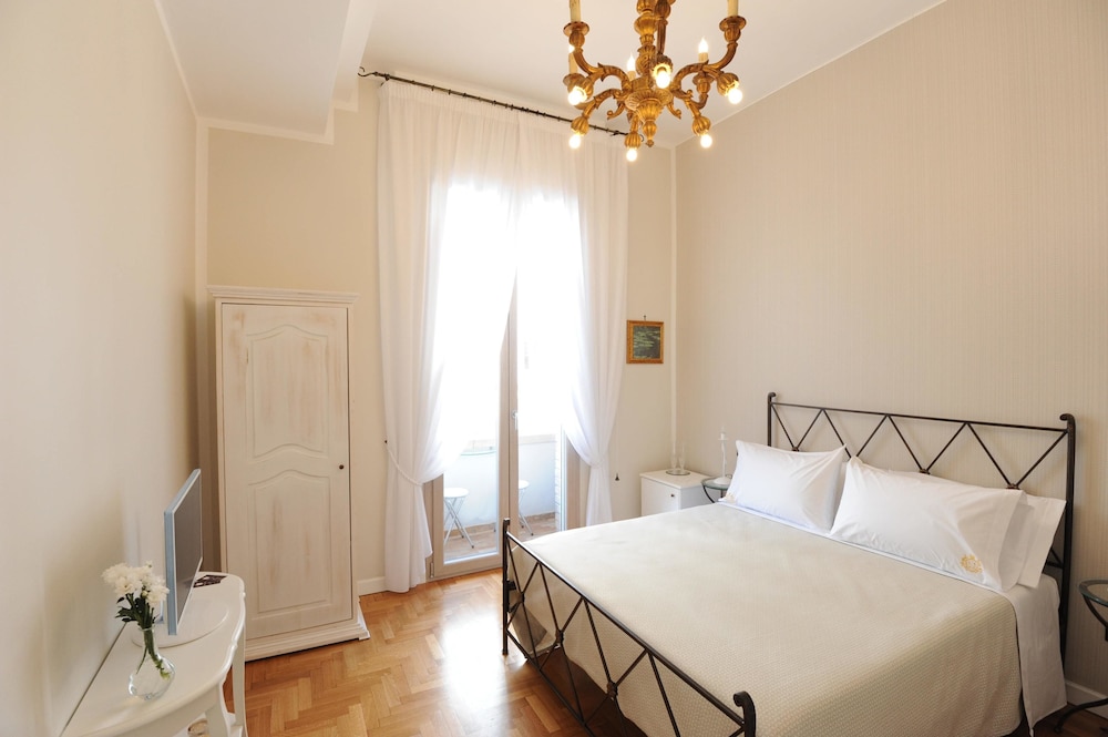 Deluxe Double Room, Balcony, City View (Carlo III) photo 1