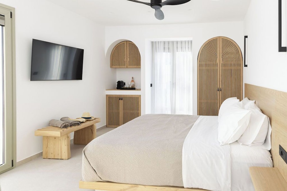 Comfort Suite, Pool View