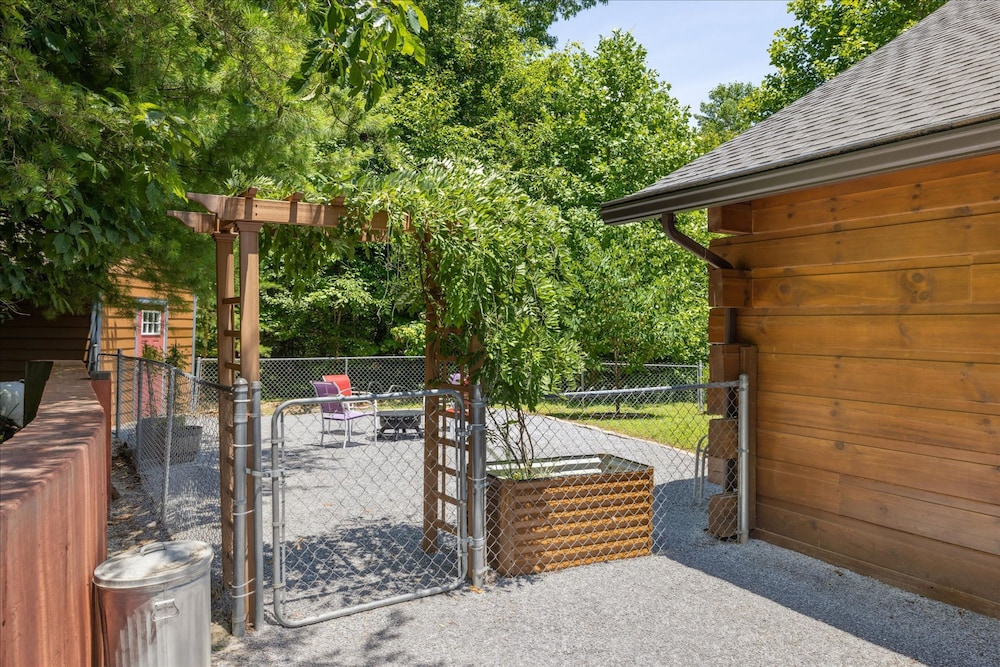 Cozy Cottage w EV Charger Firepit Bed Swing, 사진 48