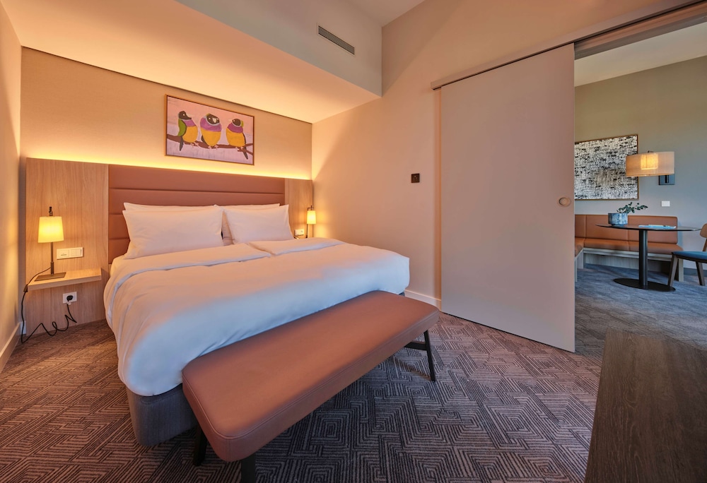 Premier Apartment thumbnail 5