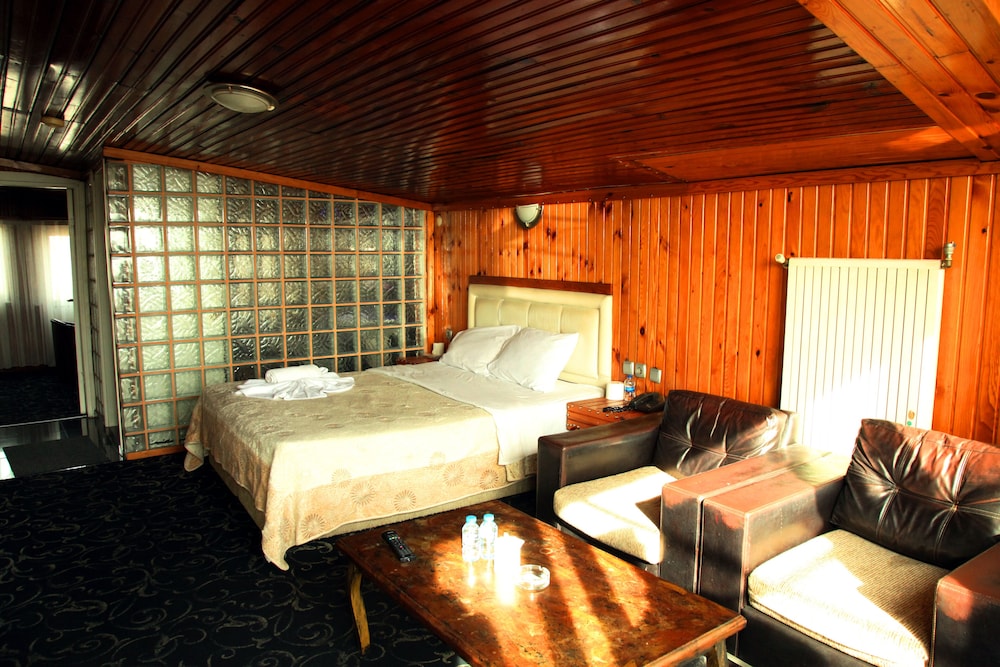 Classic Studio Suite, 2 Double Beds, Smoking, Sea View photo 1