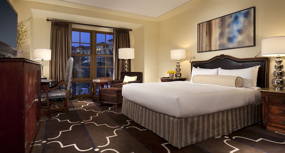 Deluxe Room, 1 King Bed - Photo 3