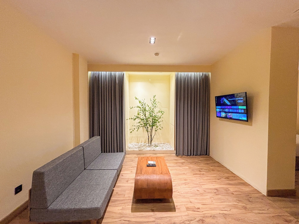 Suite, 1 Bedroom - Photo 14