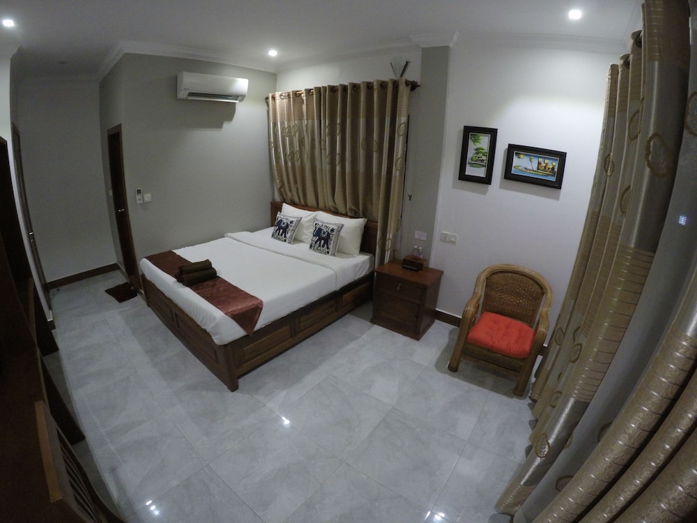 Deluxe Room, 1 King Bed photo 1