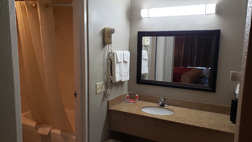 Standard Room, 1 King Bed, Smoking - Photo 9