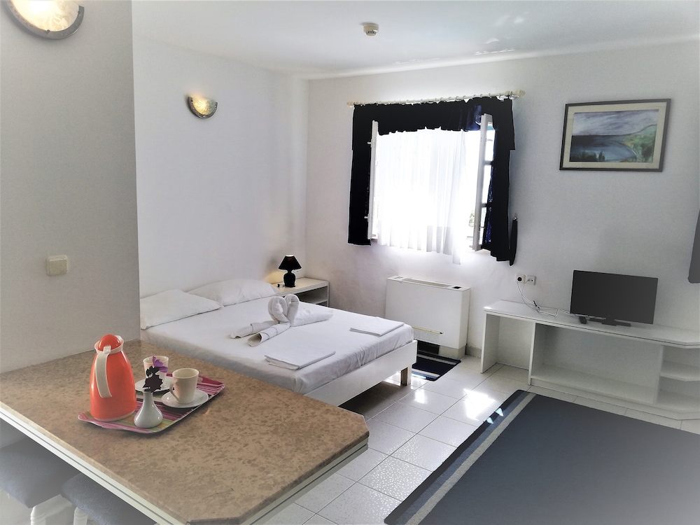 Triple Room, Poolside