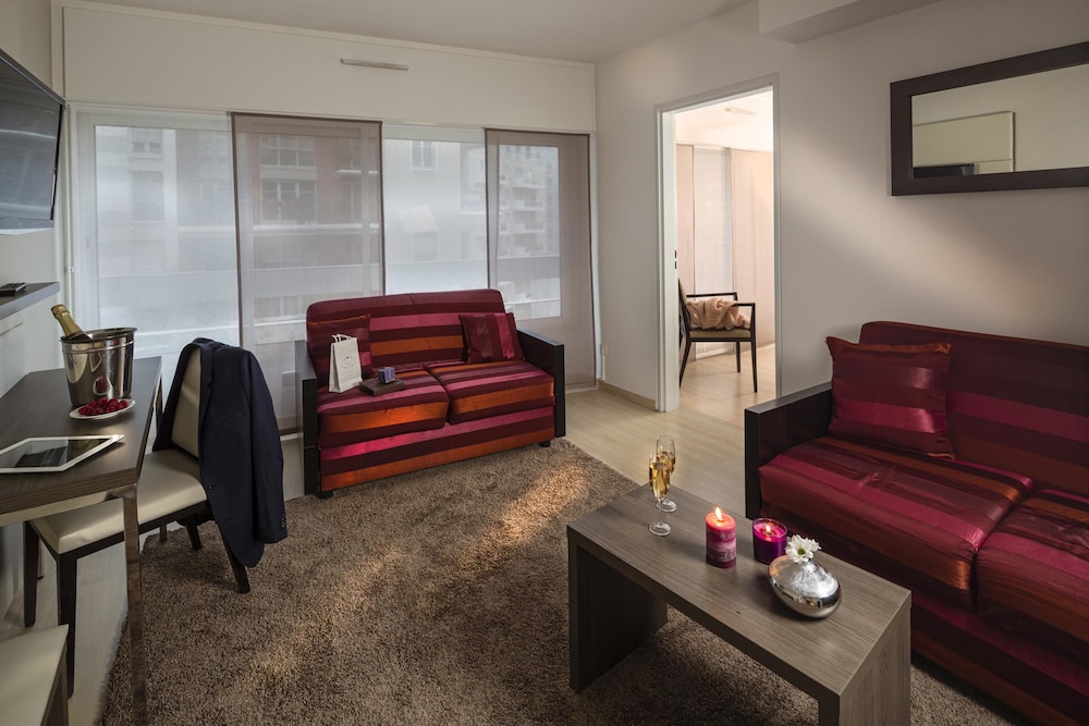 Classic Apartment, 2 Bedrooms - Photo 3