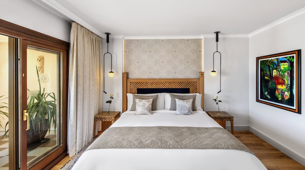 Grand Deluxe Room,1 King Bed, Garden Access thumbnail 6
