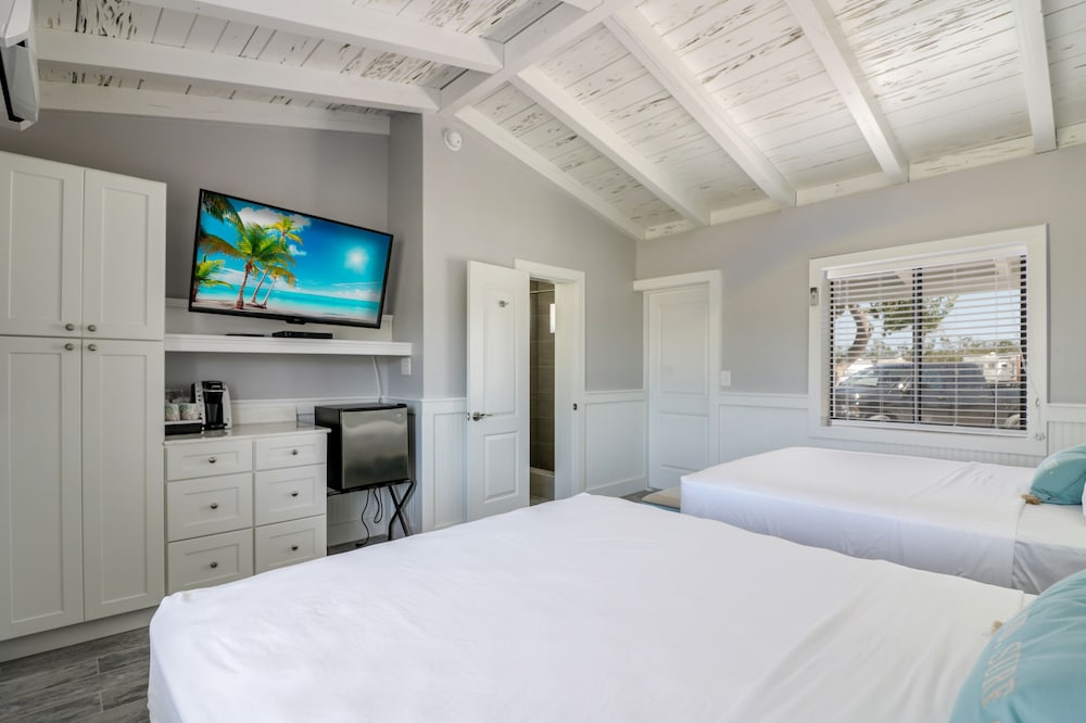 Standard Room, 2 Double Beds (No Pets) photo 3
