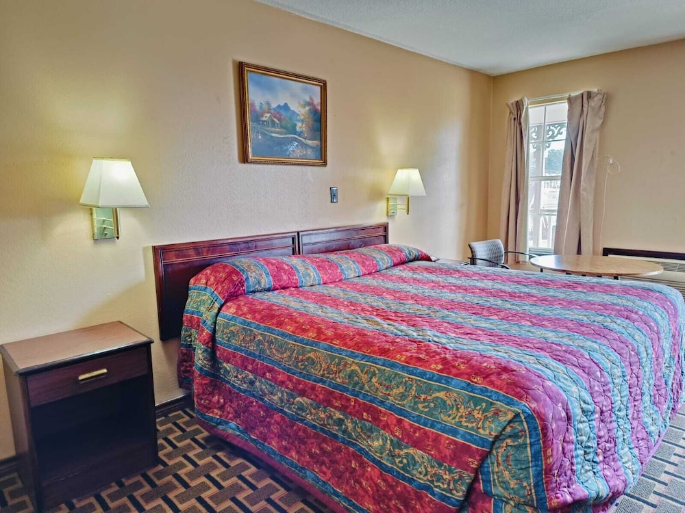 Room, 1 King Bed, Smoking photo 1