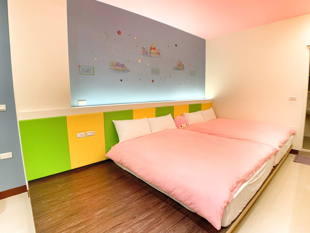 Warm family Room (No pets or animals) photo 1