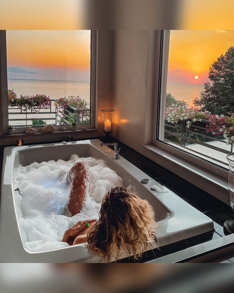 Panoramic Suite Sea View with Table Fireplace, Indoor & Outdoor Rooftop Jetted Tub photo 2
