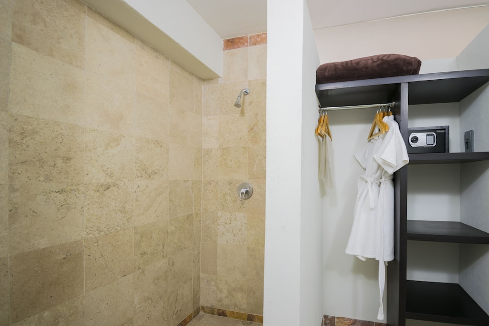 Suite (Master) - Photo 5