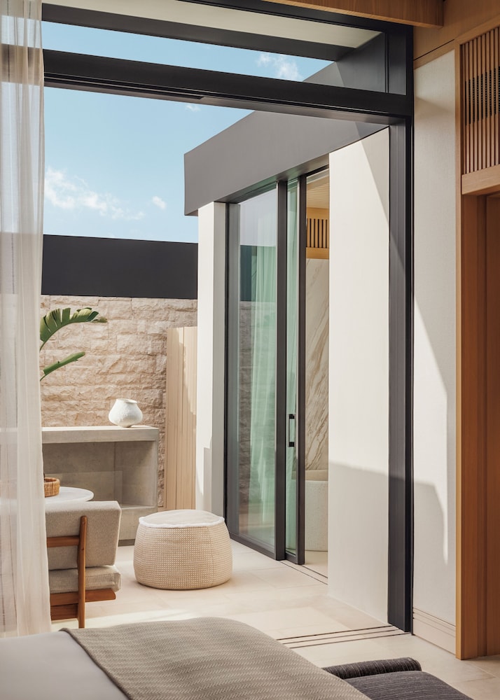 Family Suite with Pool thumbnail 6