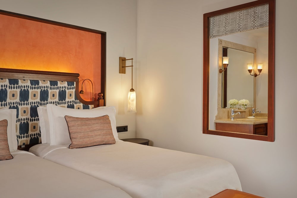 Deluxe Room, 1 Double Bed, Bay View thumbnail 5