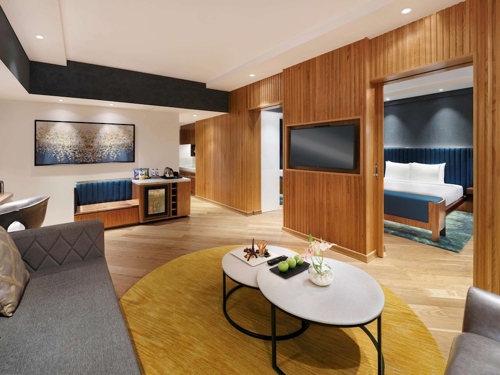 Executive Suite, City View, 1 King Bed, Club Lounge Access - Photo 7