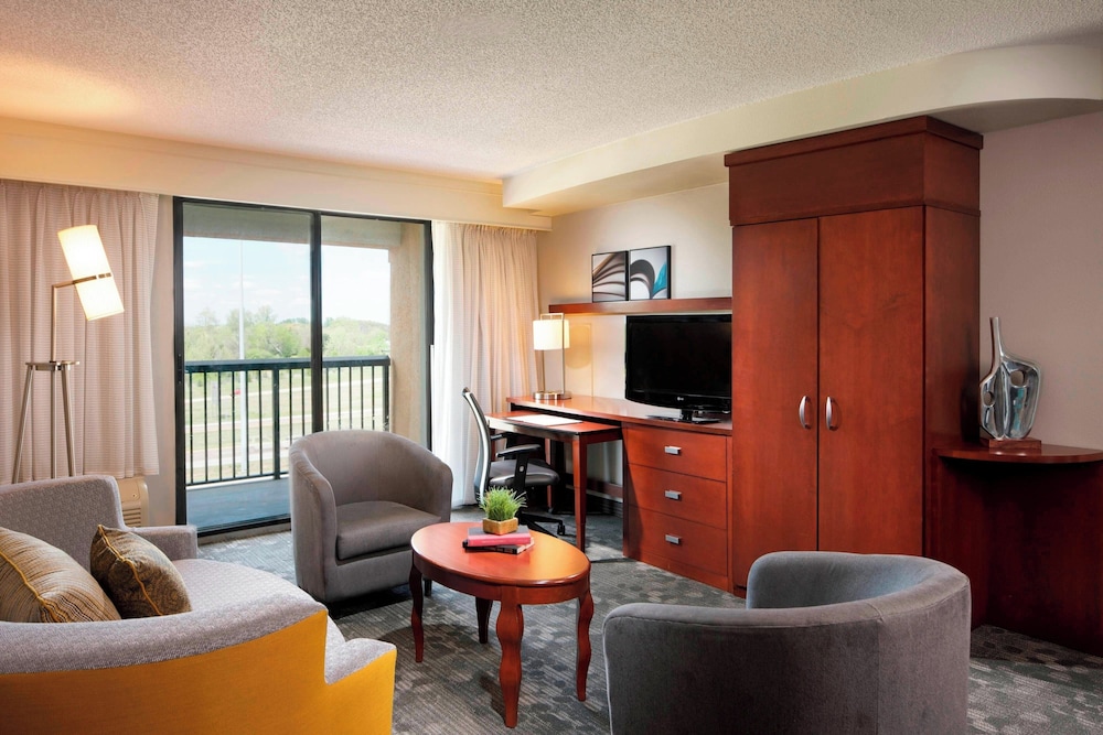 Suite, 1 Bedroom (Mobility/Hearing Access, Roll-In Shwr) photo 1