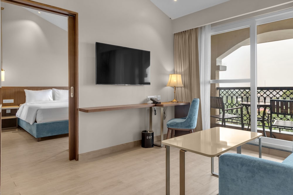 Suite, 1 Queen Bed, Balcony - Photo 6