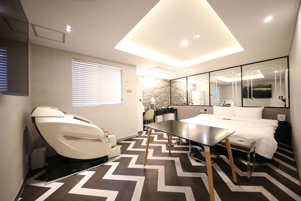 VIP Prestige / Free Ramyeon,Massage Chair Air Purifier,Finest Latex,Table,Styler,Netflix,Amenities - Photo 4