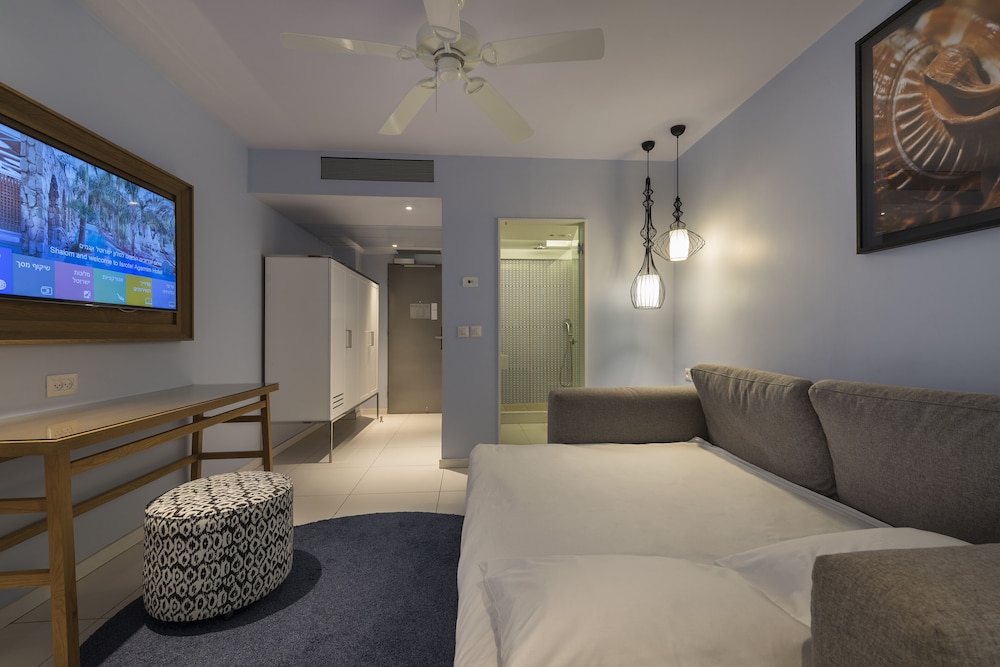 Family Room, Pool View - Photo 2