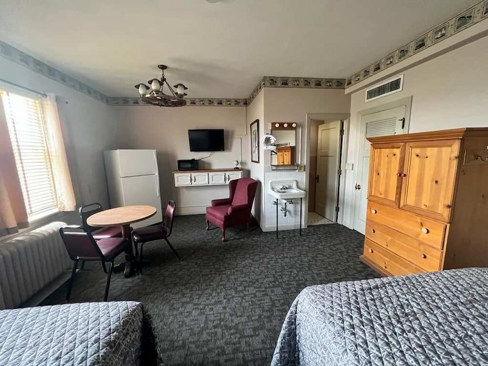 Family Room, 2 Queen Beds, Non Smoking photo 3