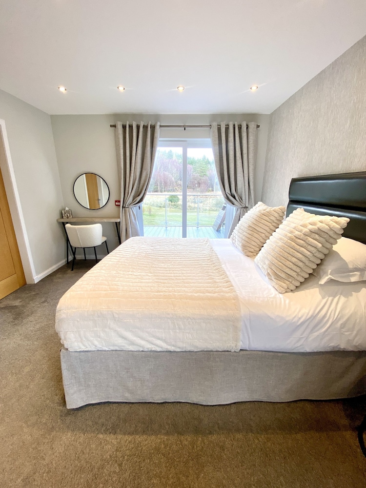 Junior Suite Ground Floor with Hot Tub & Mountain View