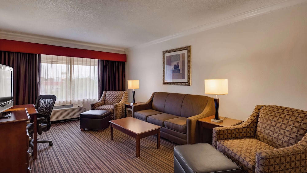 Suite, 2 Queen Beds, Non Smoking, Refrigerator & Microwave (Living Room;with Sofabed) photo 2