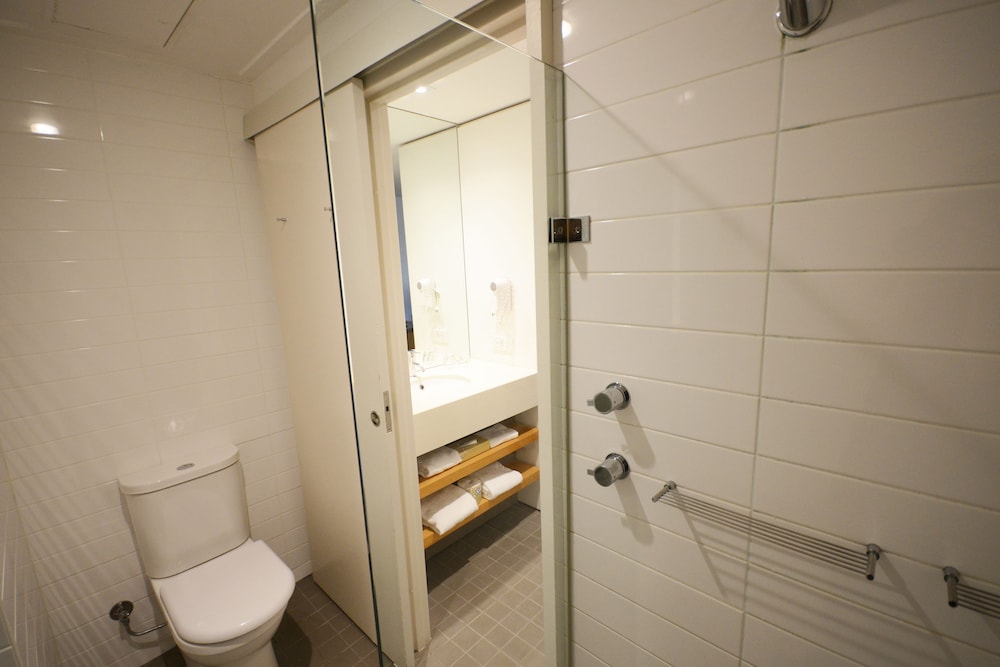 Deluxe Room (1 Queen Bed and 2 Twin Beds) - Photo 6
