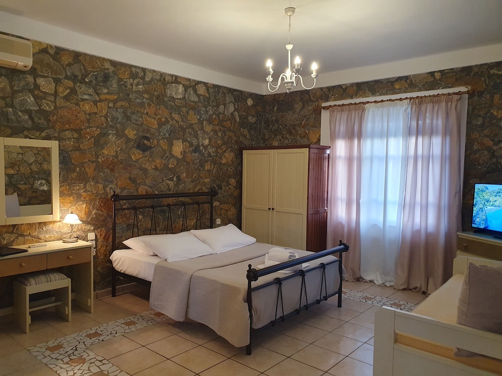 Comfort Double Room, Multiple Beds, Pool View photo 1