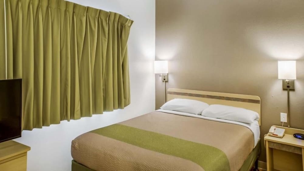 Standard Room, 1 Queen Bed, Non Smoking - Photo 2