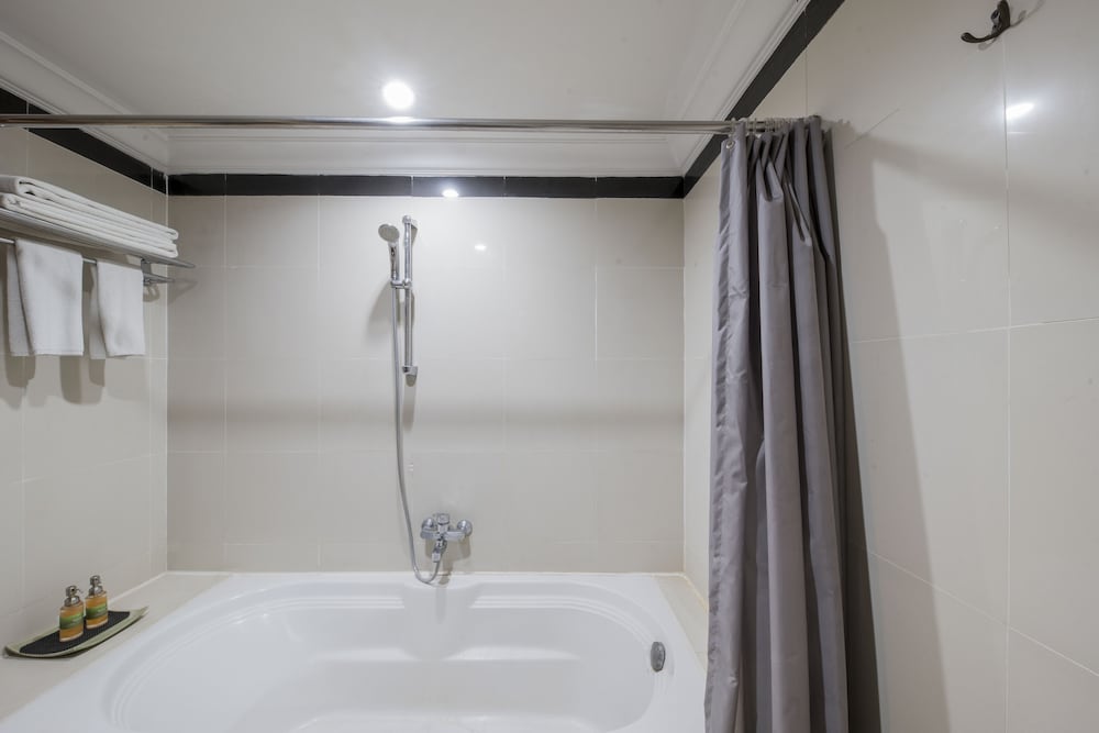 Deluxe Room - Room Only - Photo 7