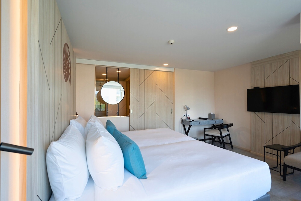Deluxe Room, 2 Twin Beds, Pool View - Photo 7