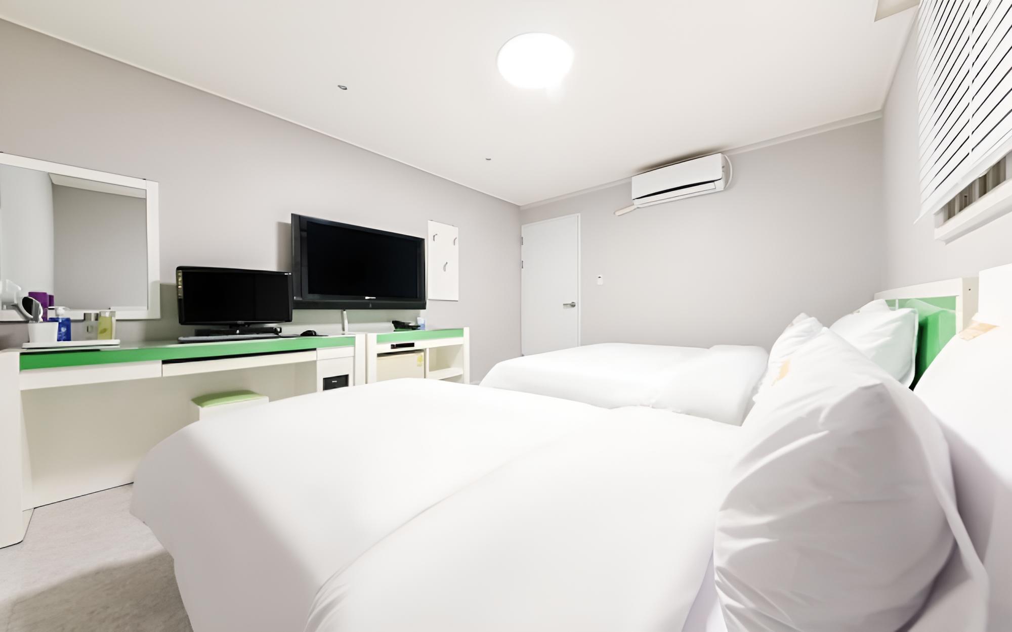Room (Twin) - Photo 6
