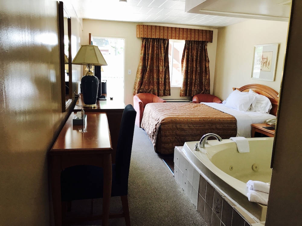Standard Room, 1 Queen Bed, Jetted Tub
