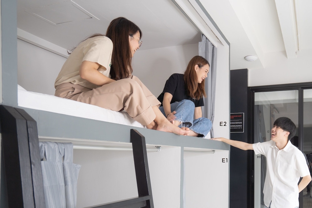 Couple Capsule with shared bathroom photo 2