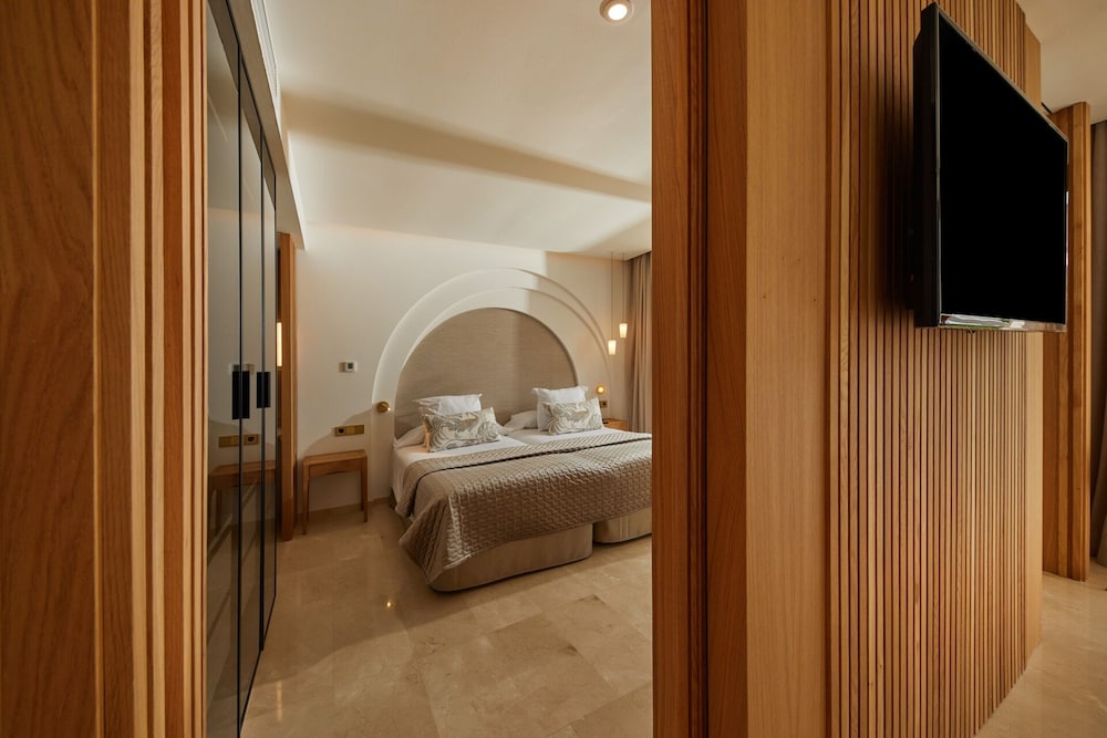 Suite Son Caliu Partial Sea View (VIP Lounge Included) thumbnail 5