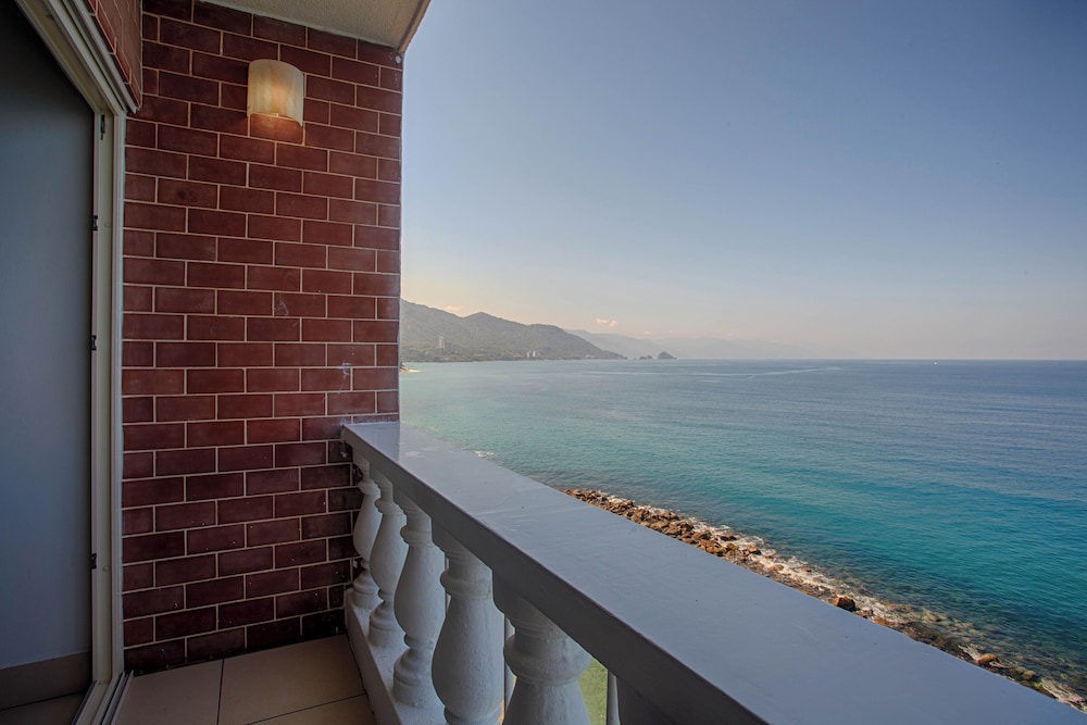 Deluxe Studio, 1 King Bed, Non Smoking, Ocean View (Kitchenette, Balcony) - Photo 9