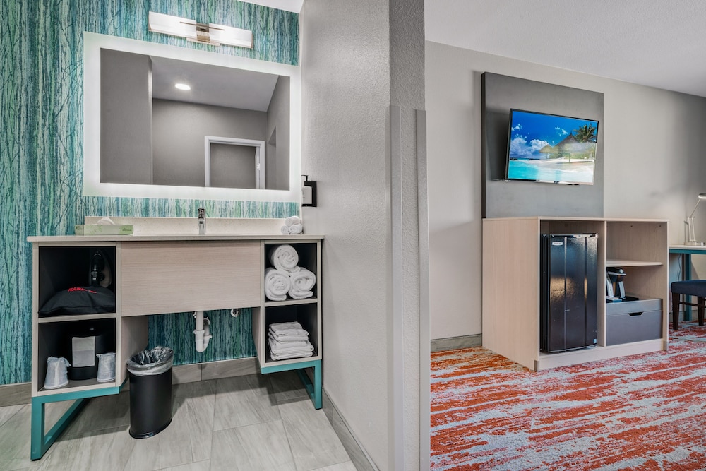 Deluxe Room, 2 Queen Beds, Balcony (Deluxe Double Queen with Balcony)
