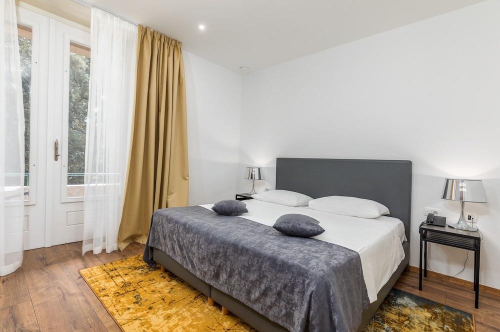 Superior Double Room, Balcony, Park View