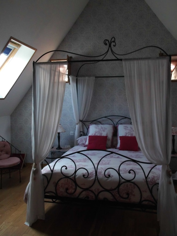 Superior Double Room, Ensuite, Garden View (Chambre Baldaquin) photo 3
