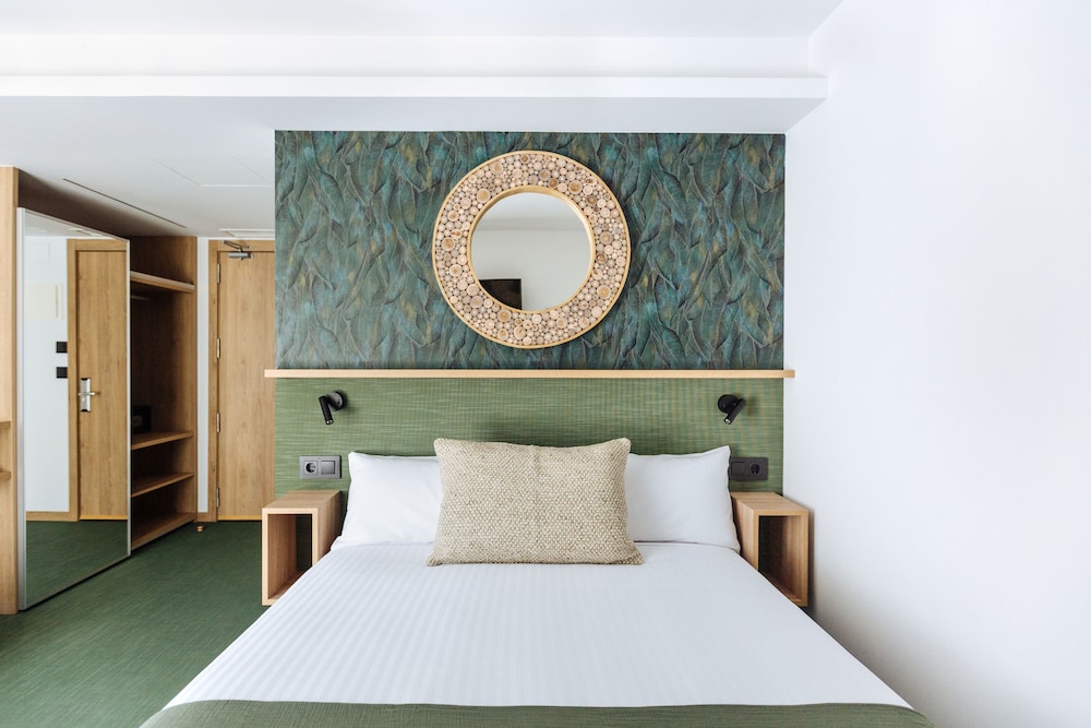 Design Double Room, 1 Queen Bed, Mountain View, Garden Area - Photo 2