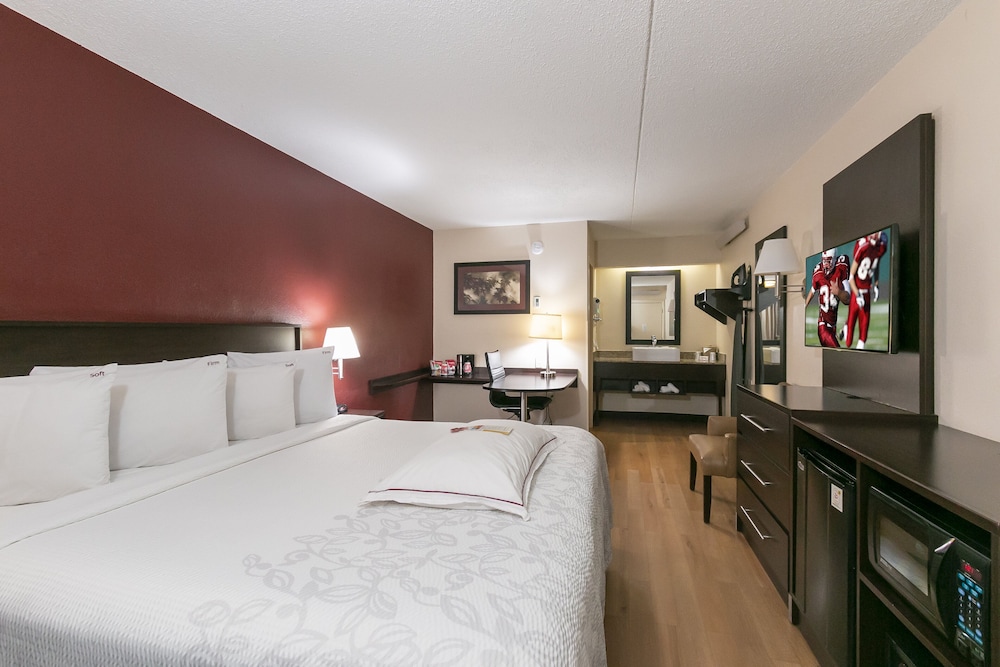 Premium Room, 1 King Bed, Accessible (Upgraded Bedding & Snack Smoke Free) - Photo 3