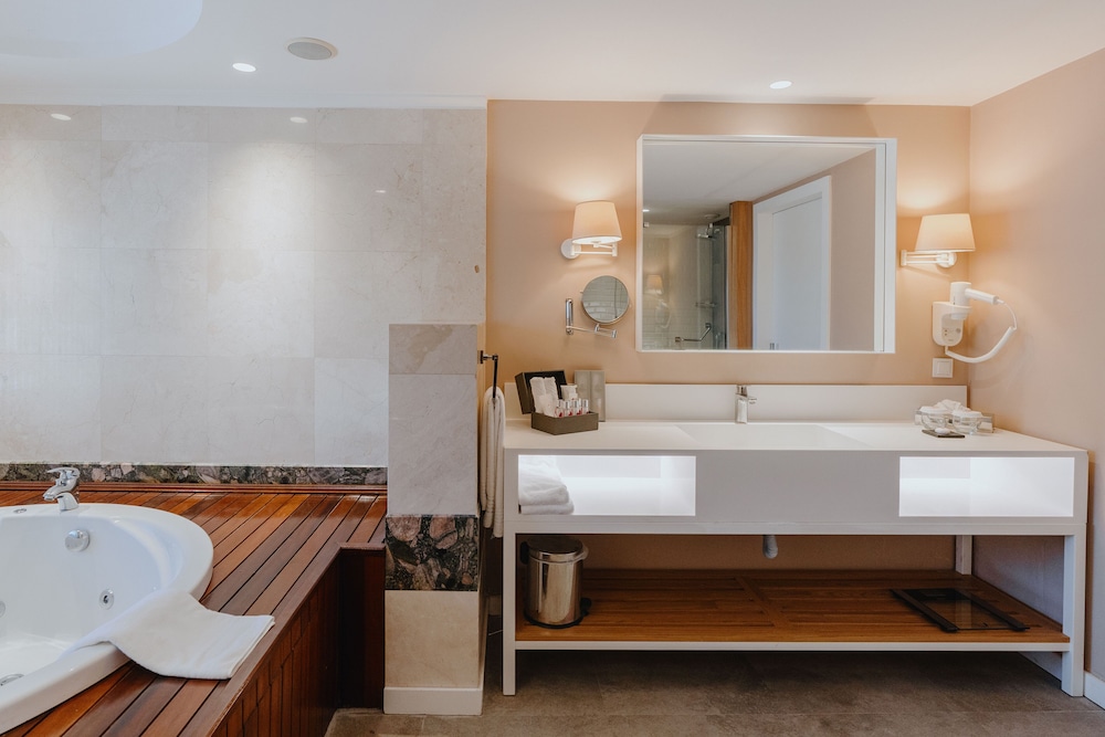 Deluxe Suite, Jetted Tub, Sea View thumbnail 6