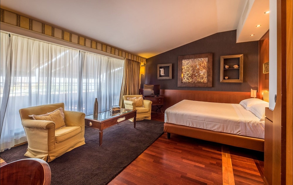 Junior Double or Twin Room - Photo 1